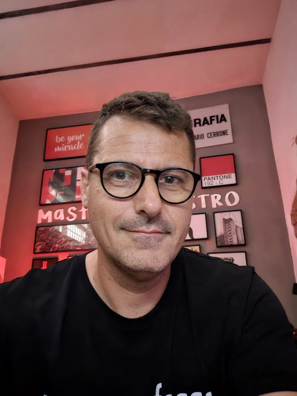 Rik Cerrone, consulente Instagram e marketing a Roma, nello studio MASTROiNCHIOSTRO LAB a Trastevere